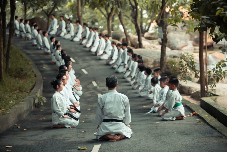 Wie man Karate lernt und was man dabei beachten muss